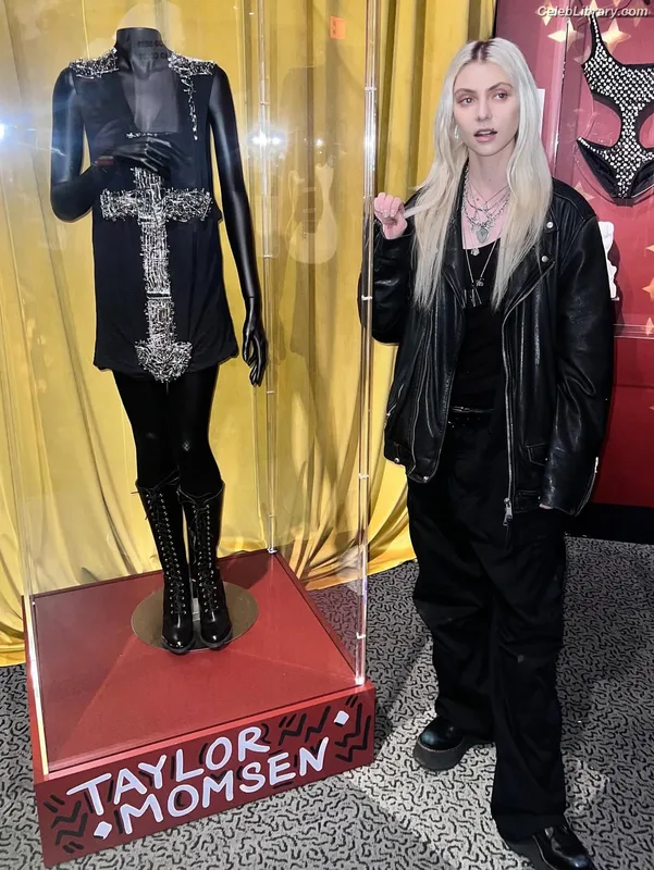 Taylor Momsen photo 4 of 1237
