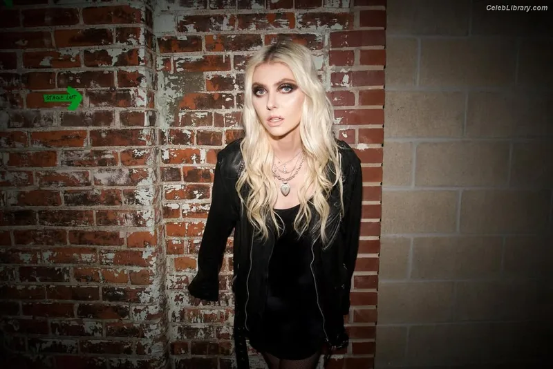 Taylor Momsen photo 19 of 1237