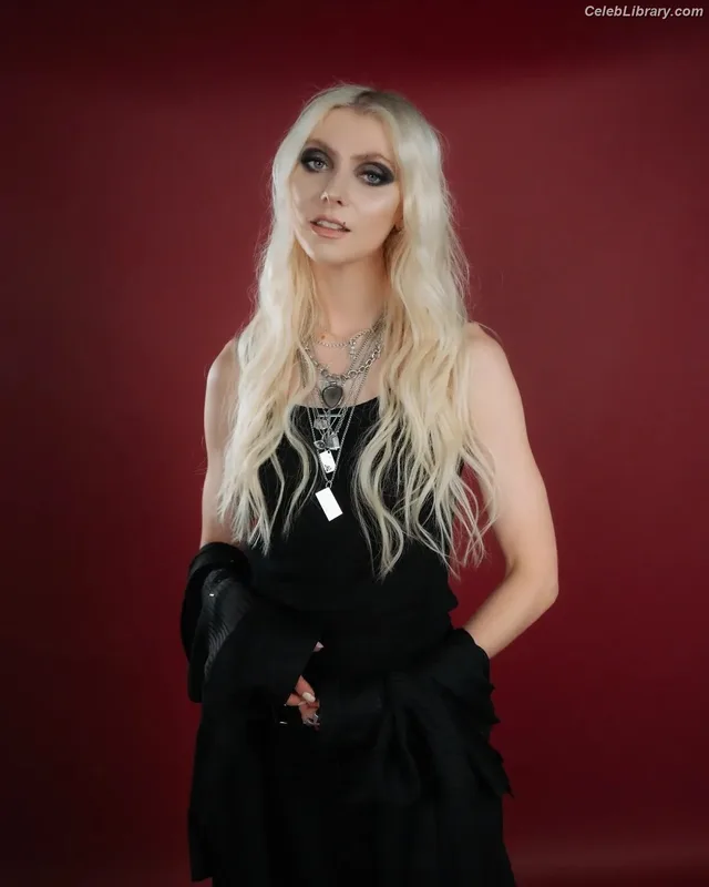 Taylor Momsen photo 24 of 1237