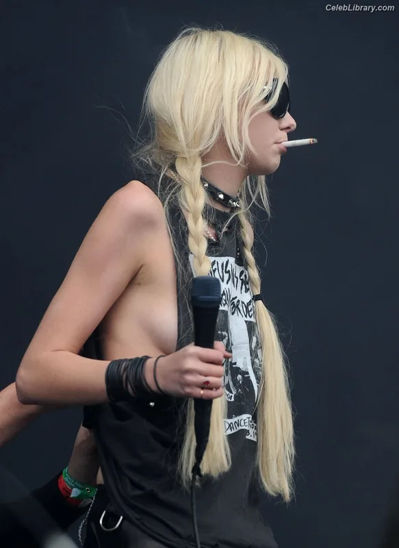 Taylor Momsen photo 3 of 1237