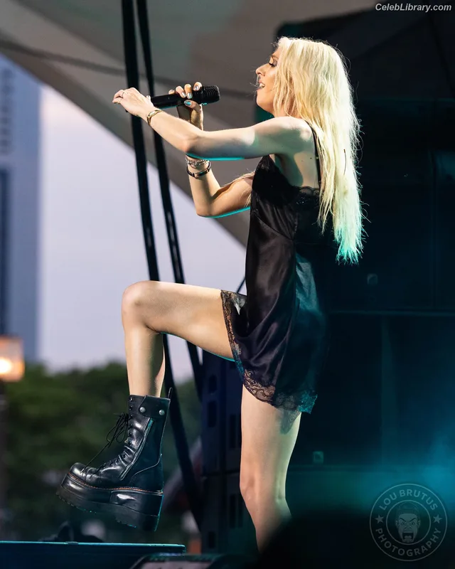 Taylor Momsen photo 10 of 1237