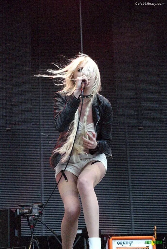 Taylor Momsen photo 21 of 1237