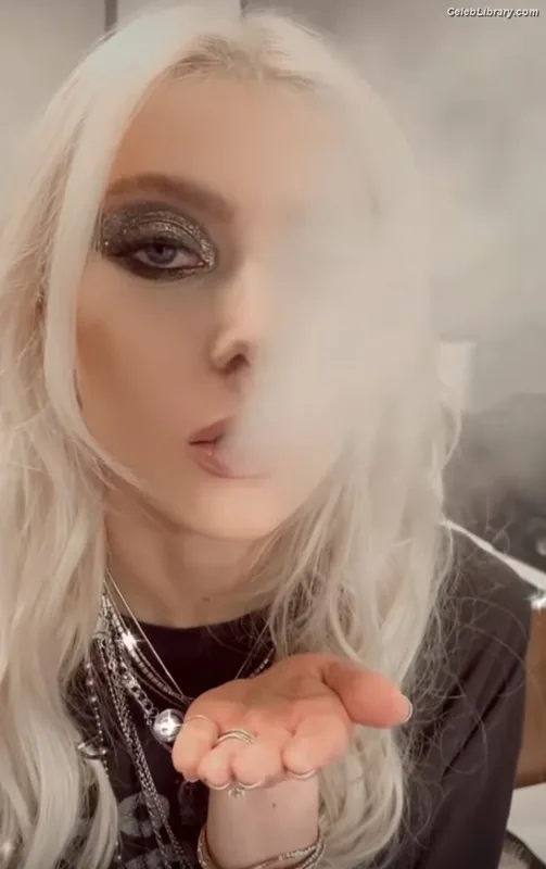 Taylor Momsen photo 2 of 1237