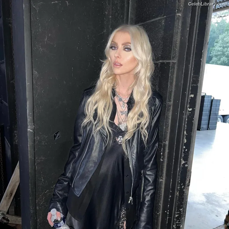 Taylor Momsen photo 9 of 1237