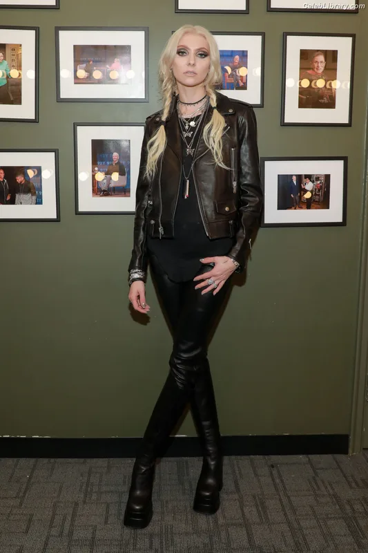 Taylor Momsen photo 11 of 1237