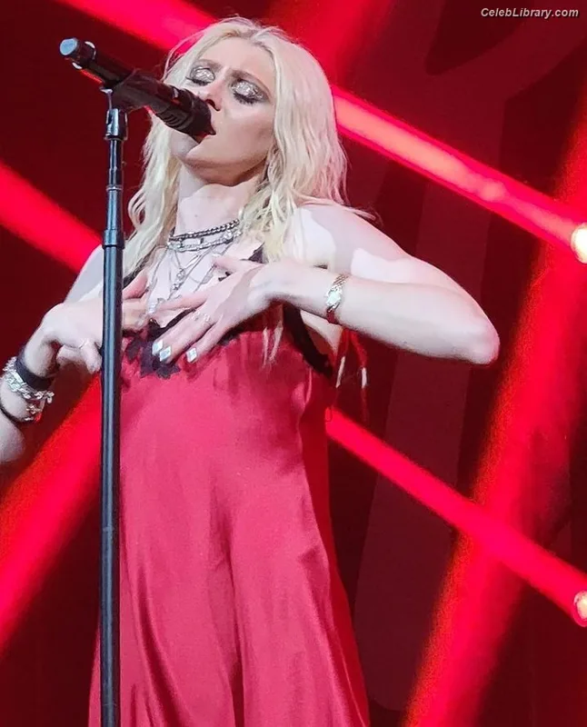 Taylor Momsen photo 18 of 1237