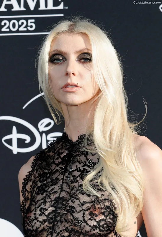 Taylor Momsen photo 7 of 1237