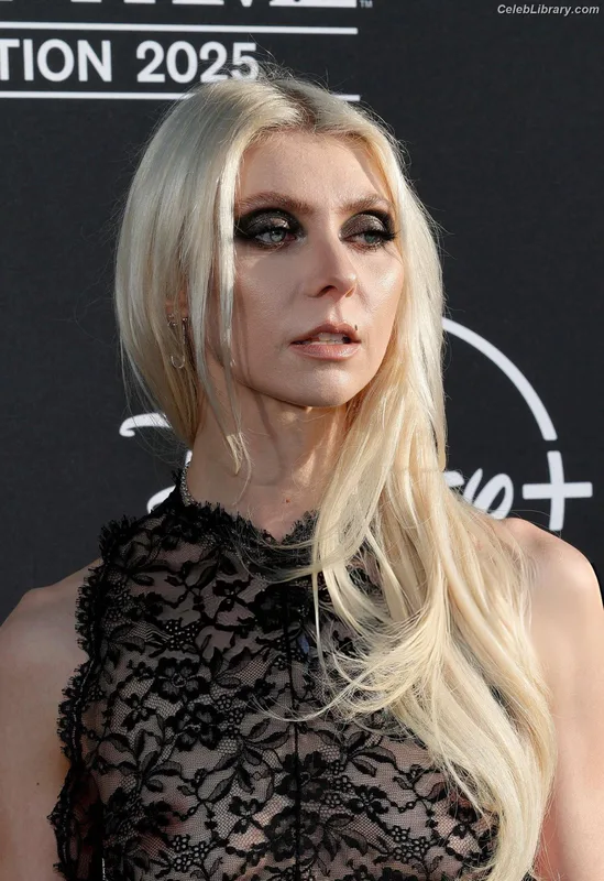 Taylor Momsen photo 10 of 1237