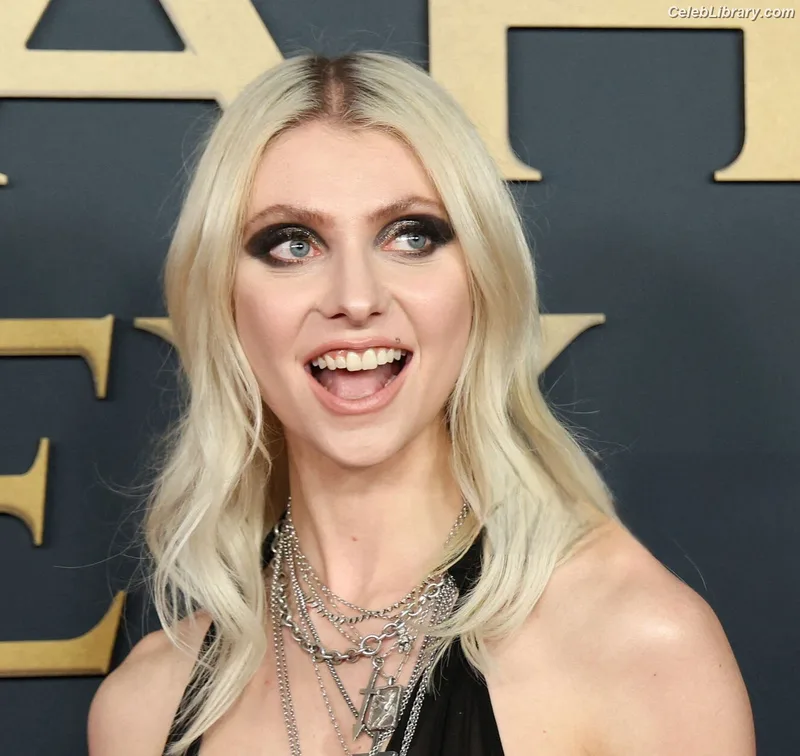Taylor Momsen photo 12 of 1237