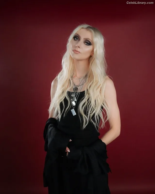 Taylor Momsen photo 3 of 1237