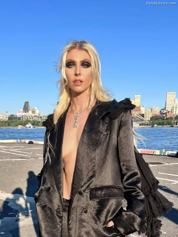 Taylor Momsen photo 6 of 1237