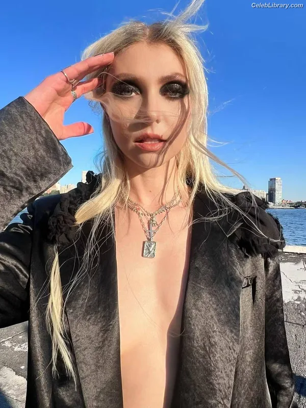 Taylor Momsen photo 7 of 1237