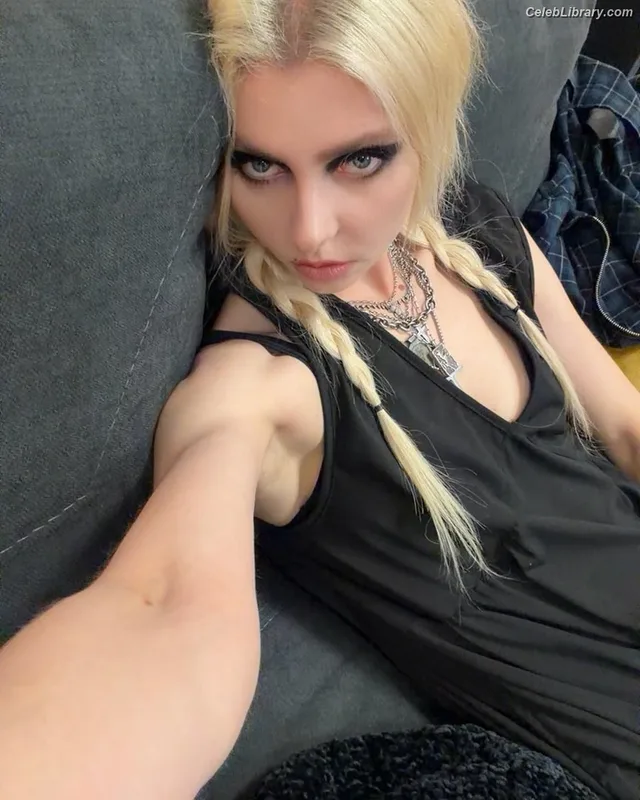 Taylor Momsen photo 1 of 1237