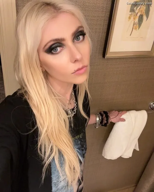 Taylor Momsen photo 2 of 1237