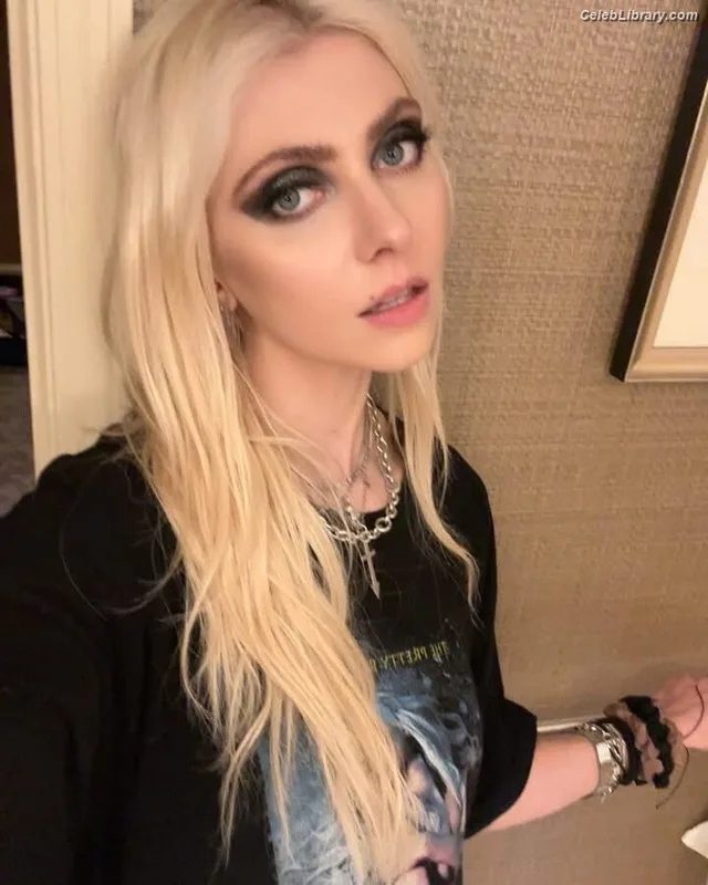 Taylor Momsen photo 3 of 1237