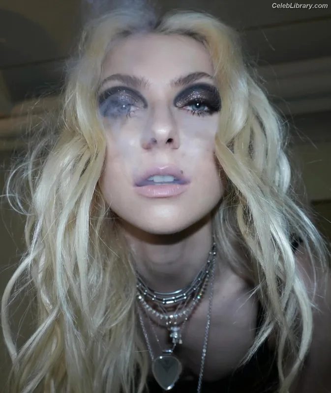Taylor Momsen photo 6 of 1237
