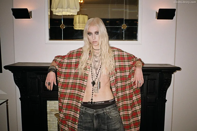 Taylor Momsen photo 3 of 1237