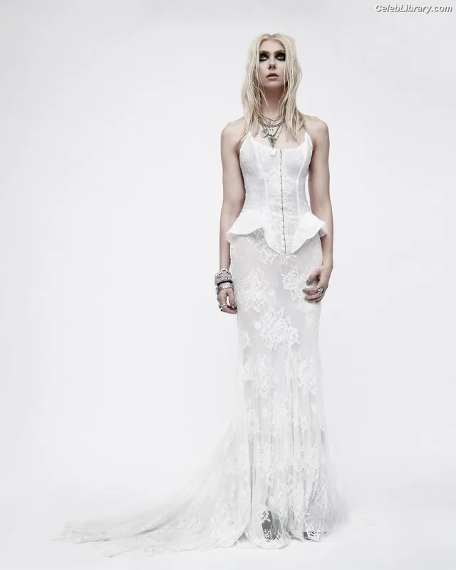Taylor Momsen photo 24 of 1237