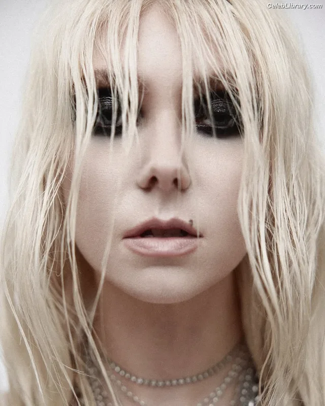 Taylor Momsen photo 1 of 1237