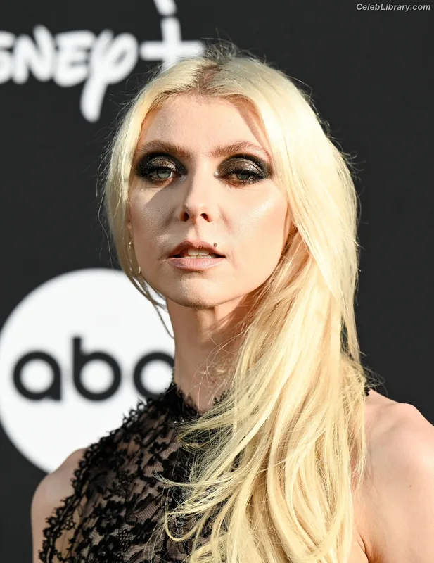 Taylor Momsen photo 18 of 1237