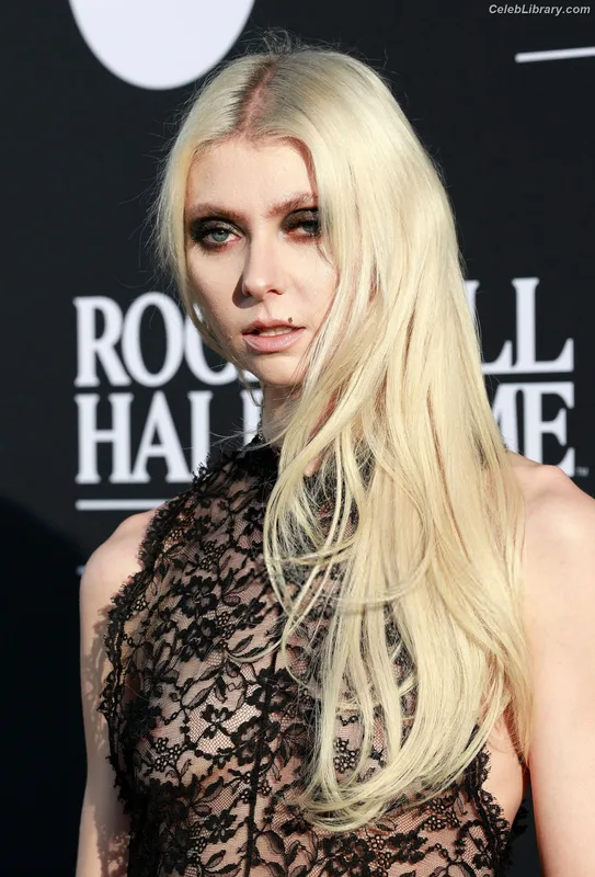 Taylor Momsen photo 19 of 1237