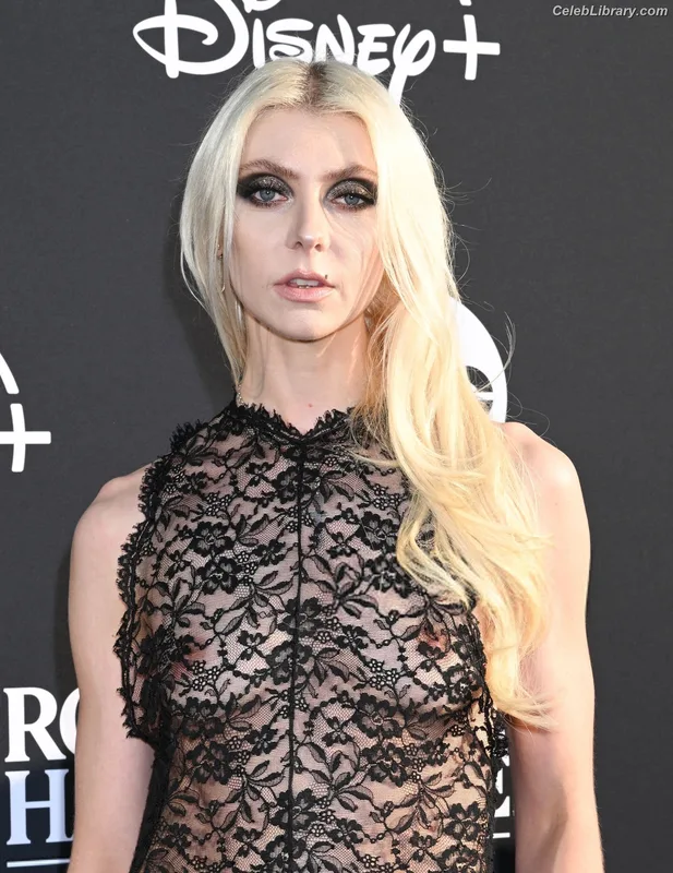 Taylor Momsen photo 21 of 1237