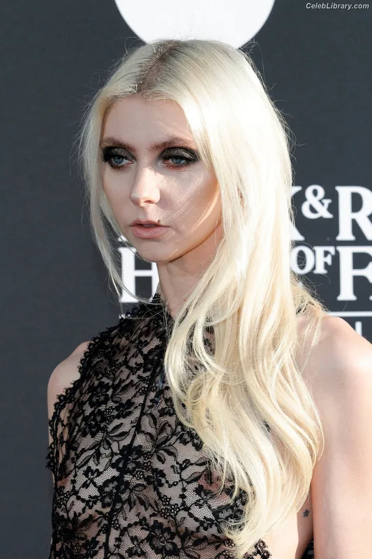Taylor Momsen photo 23 of 1237