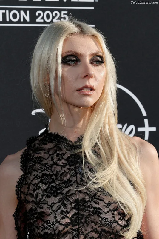 Taylor Momsen photo 1 of 1237