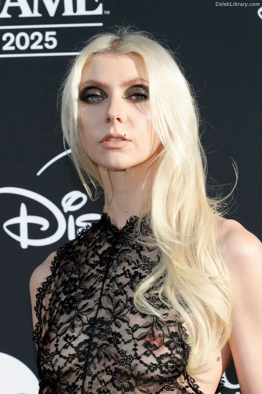 Taylor Momsen photo 2 of 1237