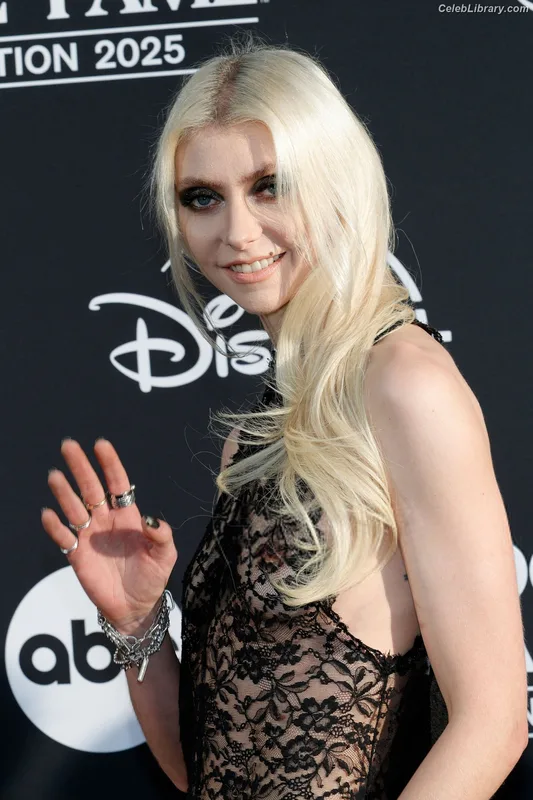 Taylor Momsen photo 3 of 1237