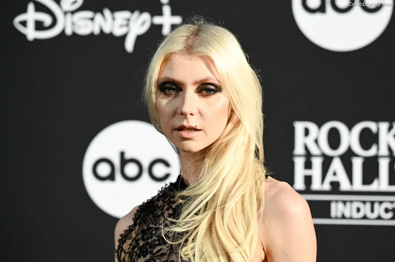 Taylor Momsen photo 5 of 1237