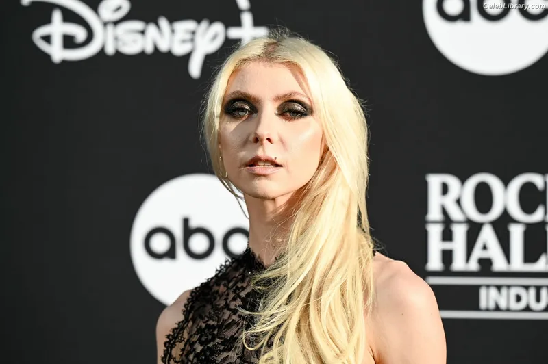 Taylor Momsen photo 6 of 1237