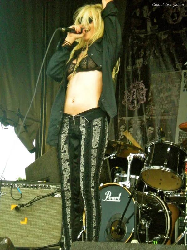 Taylor Momsen photo 3 of 1237