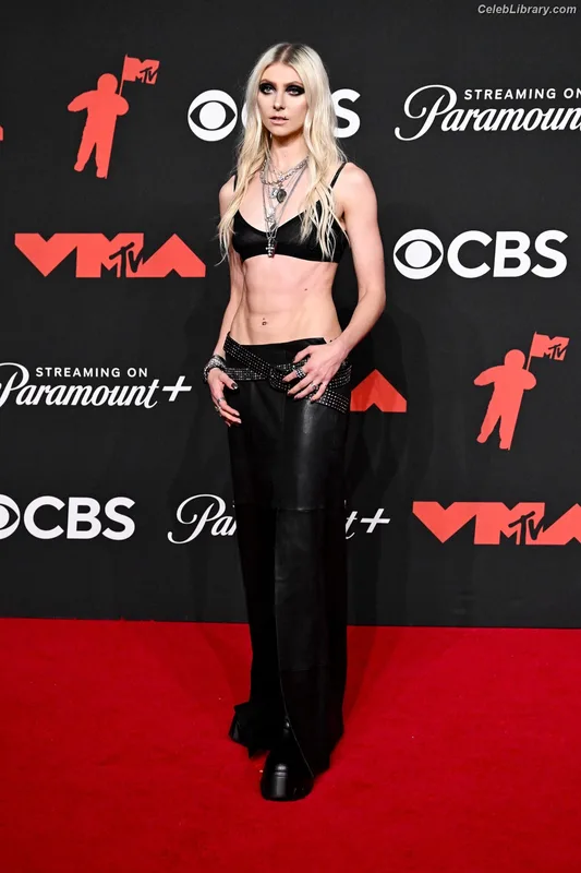 Taylor Momsen photo 24 of 1237