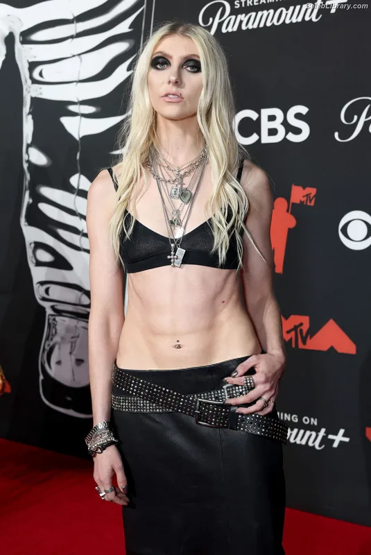 Taylor Momsen photo 1 of 1237