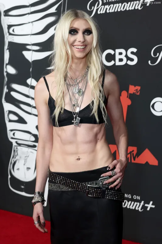 Taylor Momsen photo 3 of 1237