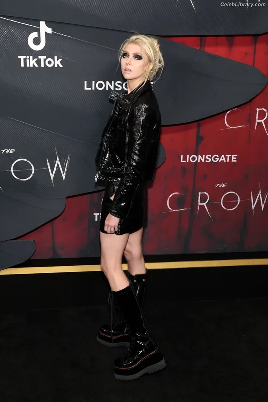 Taylor Momsen photo 21 of 1237