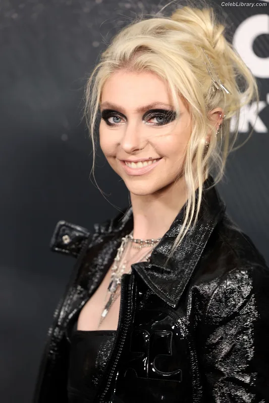 Taylor Momsen photo 22 of 1237