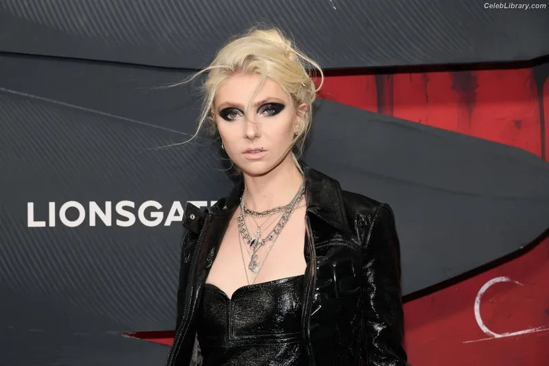 Taylor Momsen photo 24 of 1237
