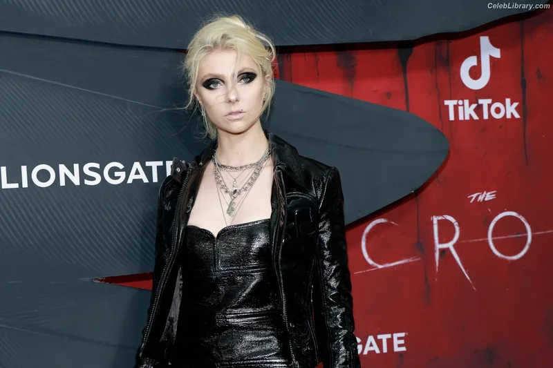 Taylor Momsen photo 2 of 1237