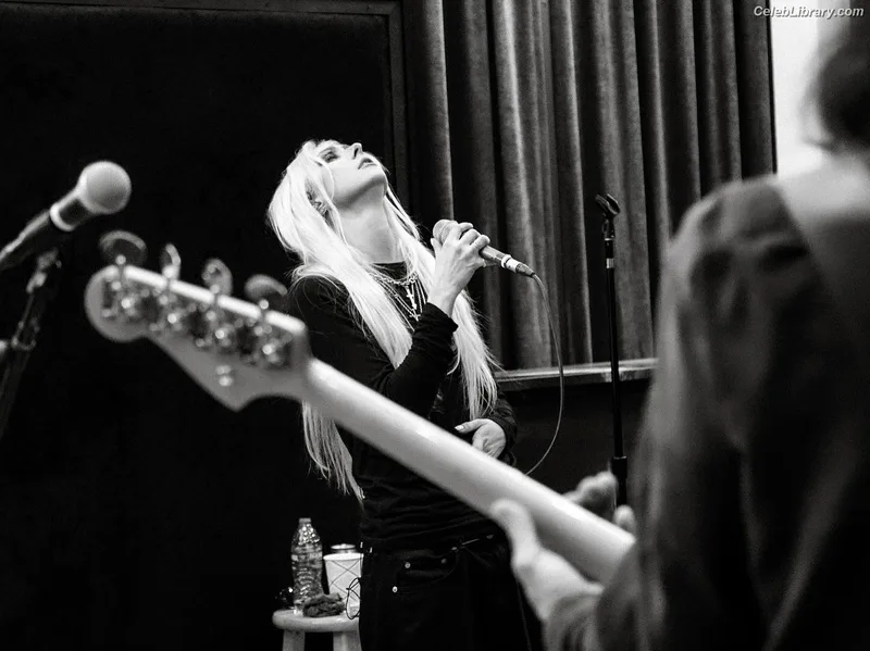 Taylor Momsen photo 5 of 1237