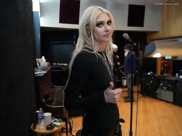 Taylor Momsen photo 10 of 1237
