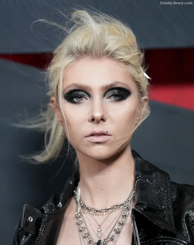 Taylor Momsen photo 21 of 1237
