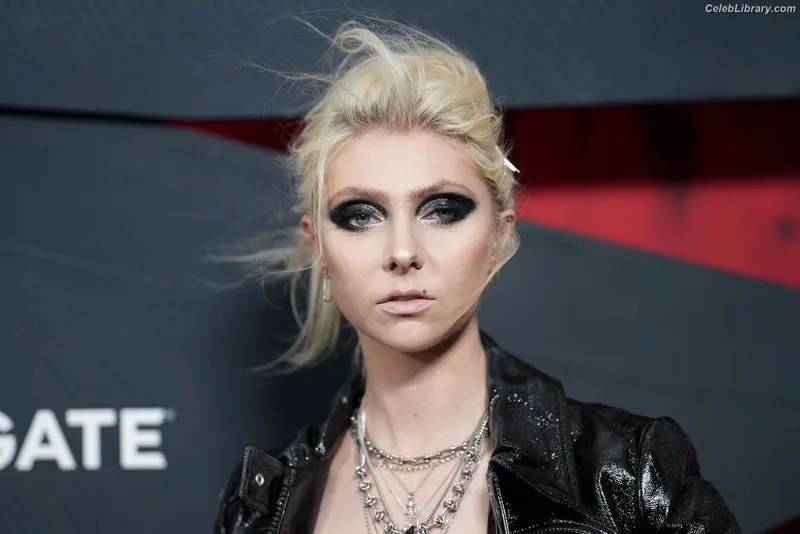Taylor Momsen photo 22 of 1237