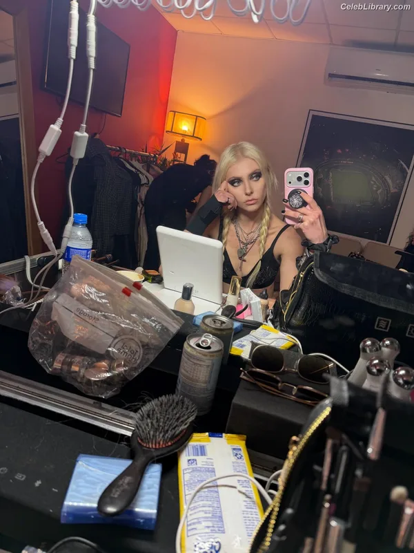 Taylor Momsen photo 7 of 1237