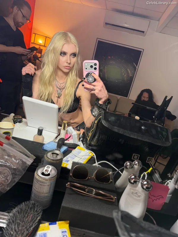 Taylor Momsen photo 8 of 1237
