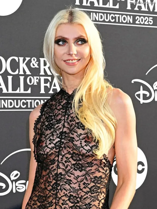 Taylor Momsen photo 11 of 1237