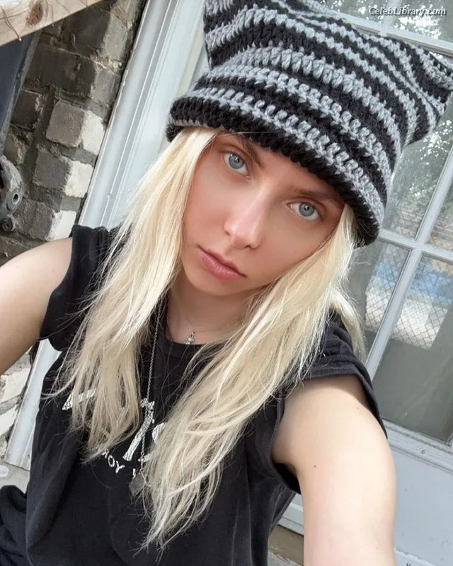 Taylor Momsen photo 1 of 1237