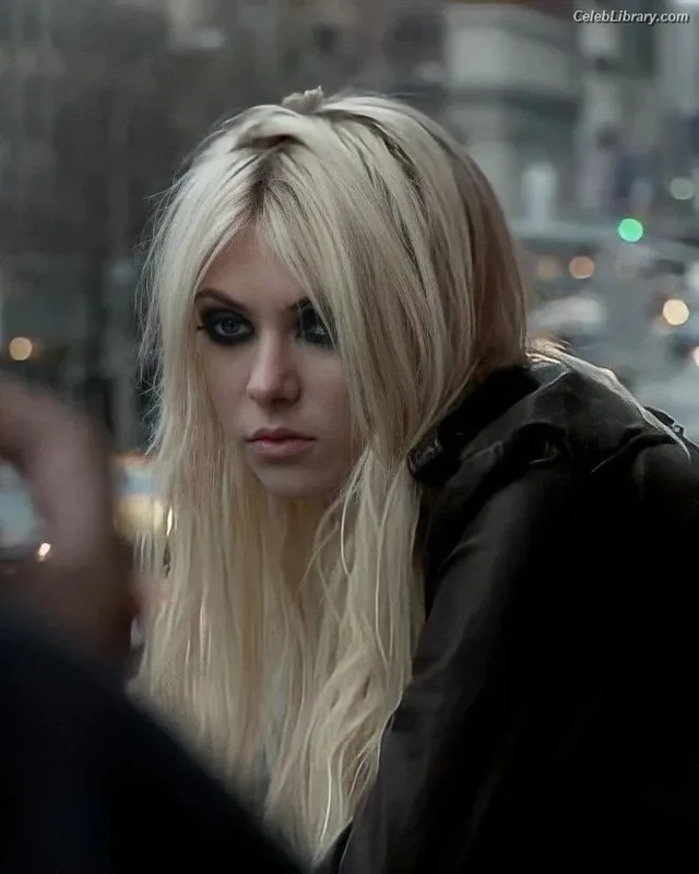 Taylor Momsen photo 3 of 1237