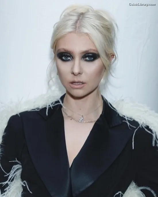 Taylor Momsen photo 4 of 1237